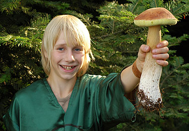dreng med svamp